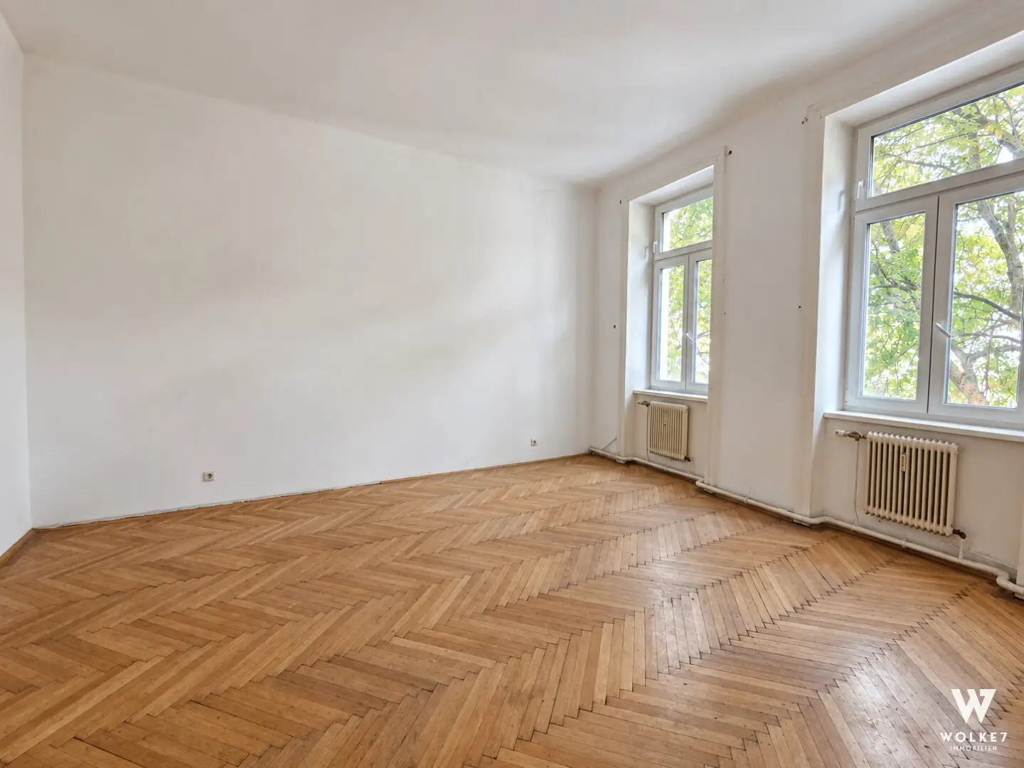 Residential investment building in Floridsdorf | Vacant | approx. 443 m2 usable area | 5 residential units | Plot approx. 484 m2 | Shell attic with development potential | Garden