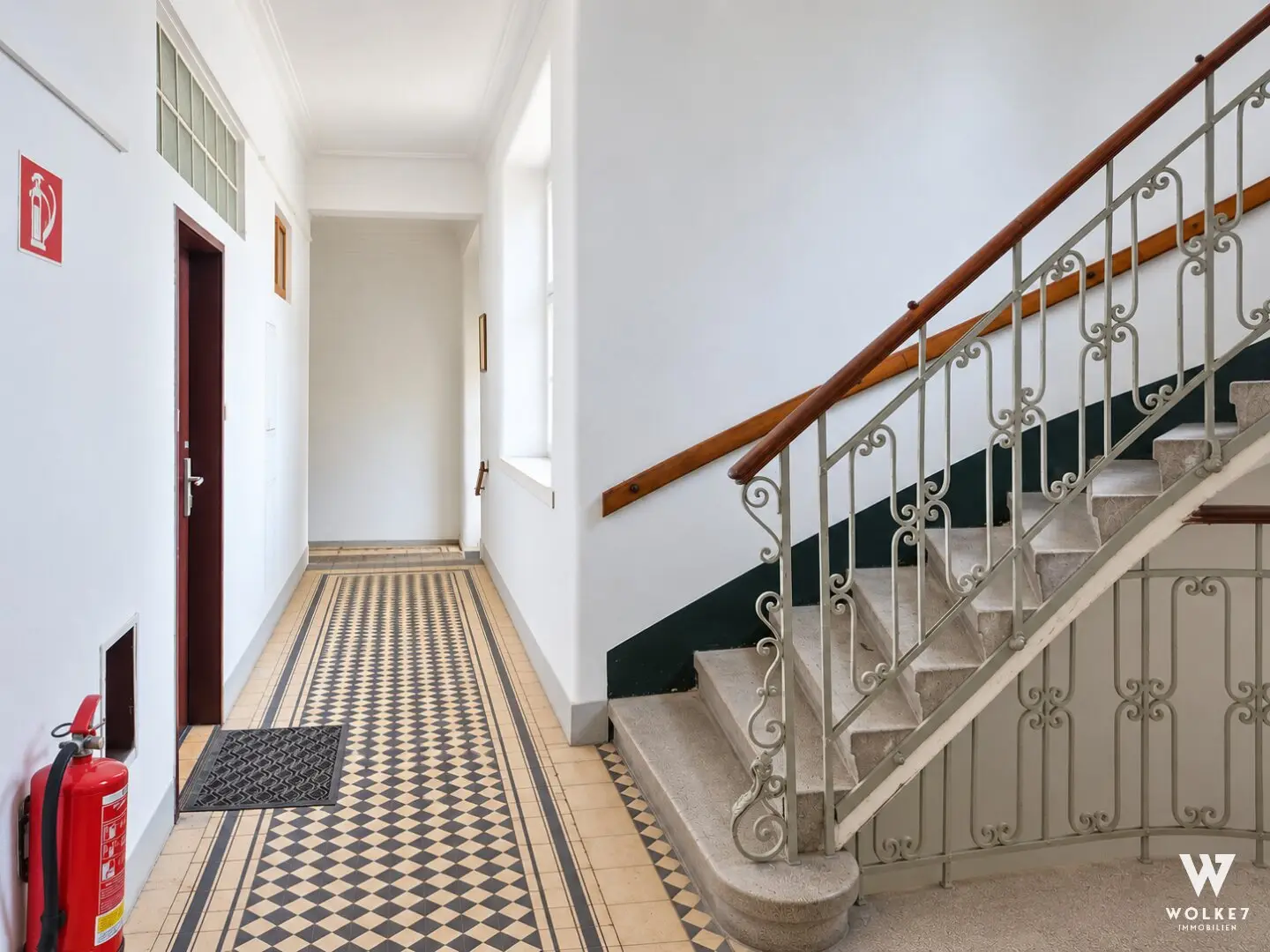 Residential investment building in Floridsdorf | Vacant | approx. 443 m2 usable area | 5 residential units | Plot approx. 484 m2 | Shell attic with development potential | Garden
