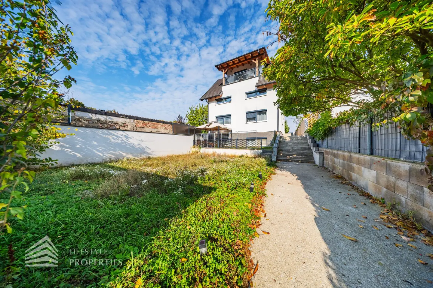 Beeindruckende 3 Wohneinheiten mit Terrasse und Garten