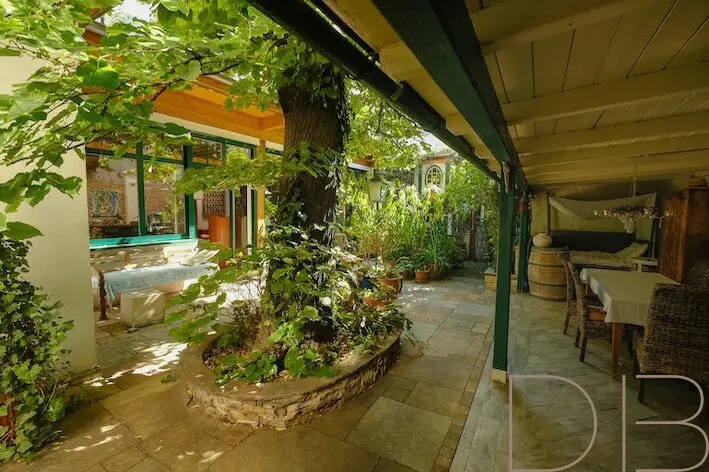 Loft meets Courtyard Garden: A unique property for individual completion