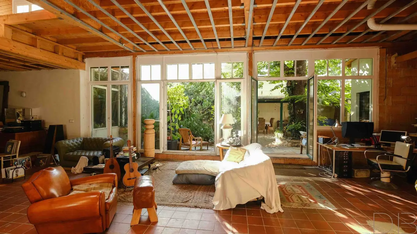 Loft meets Courtyard Garden: A unique property for individual completion