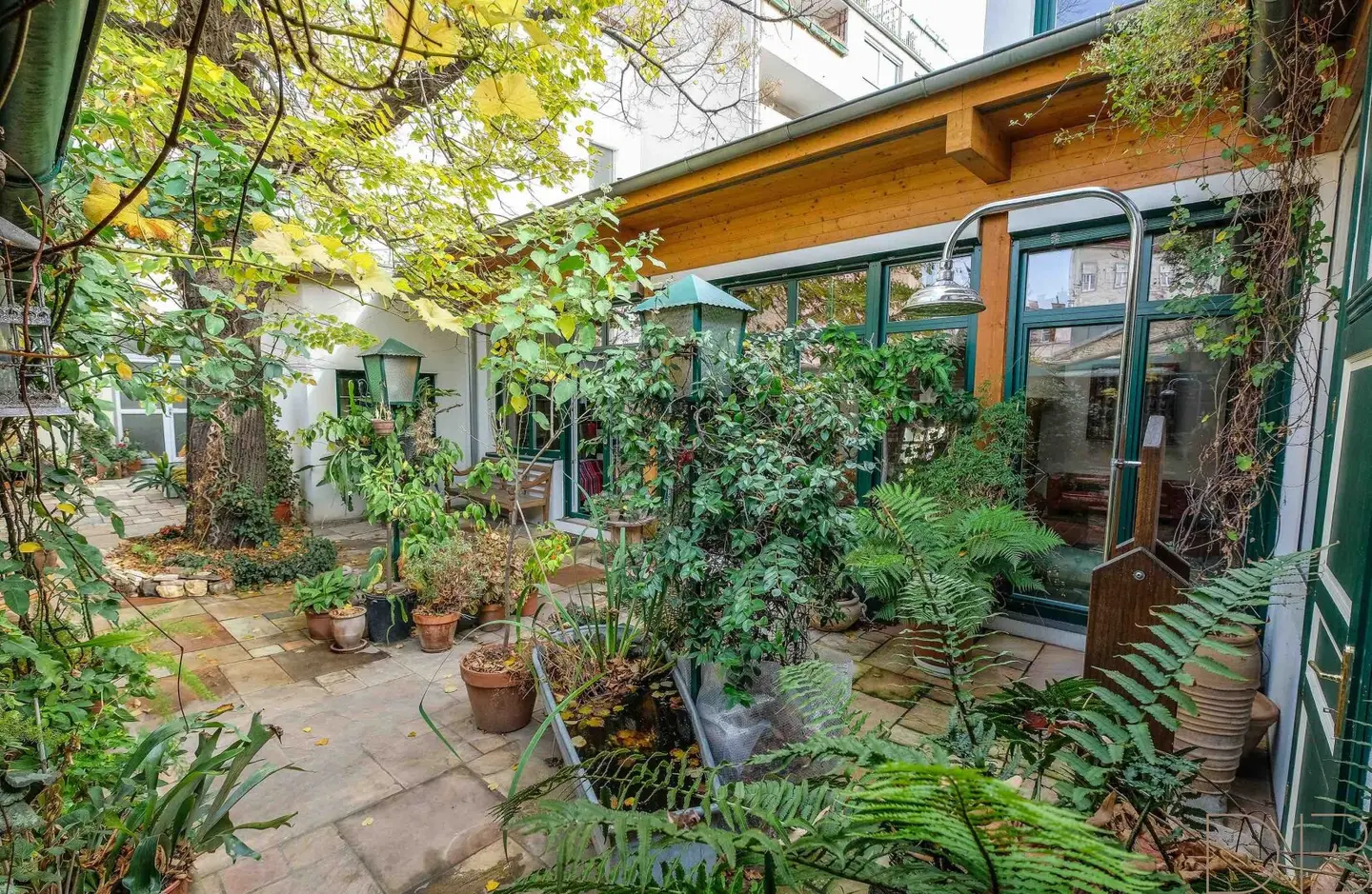Loft meets Courtyard Garden: A unique property for individual completion