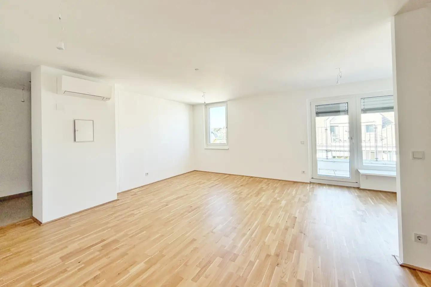 Bright penthouse with terrace and air conditioning