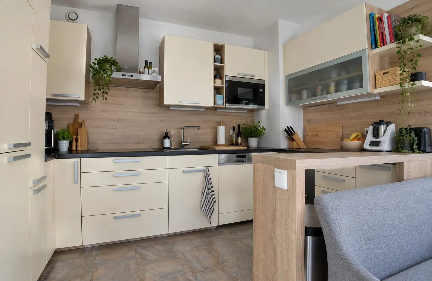 High-quality 3-room apartment with unobstructed green view, balcony and underground garage in Leopoldsdorf near Vienna