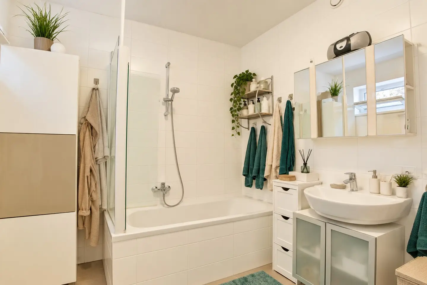 High-quality 3-room apartment with unobstructed green view, balcony and underground garage in Leopoldsdorf near Vienna