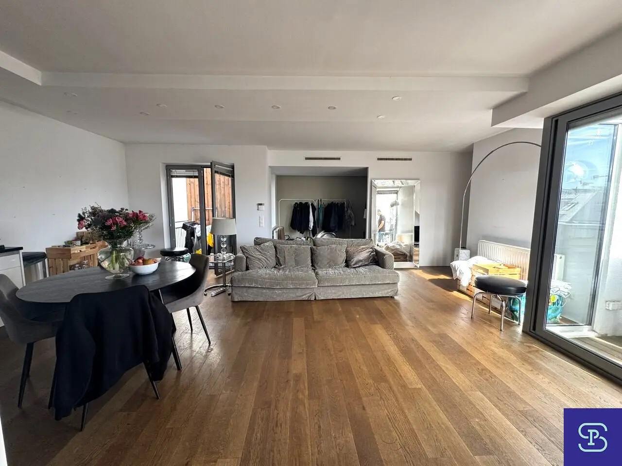 Stylish 67m² Attic Conversion plus 52m² Outdoor Areas and Fitted Kitchen - 1050 Vienna