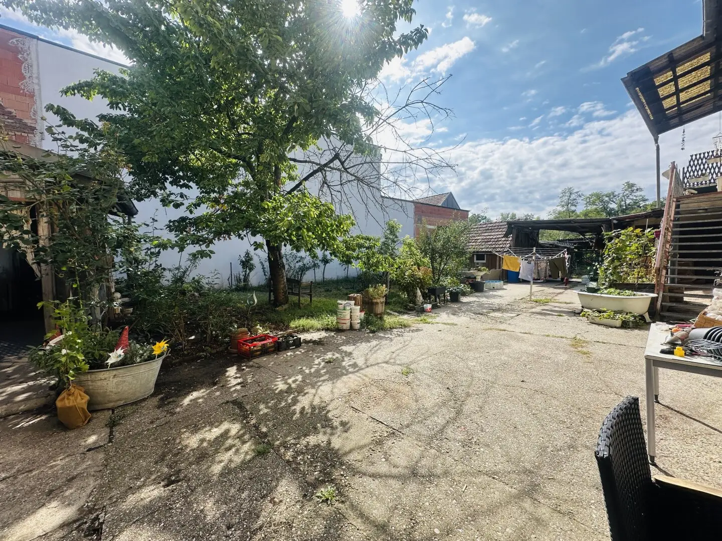 Two-family house with separate apartment on 1.331 m² plot