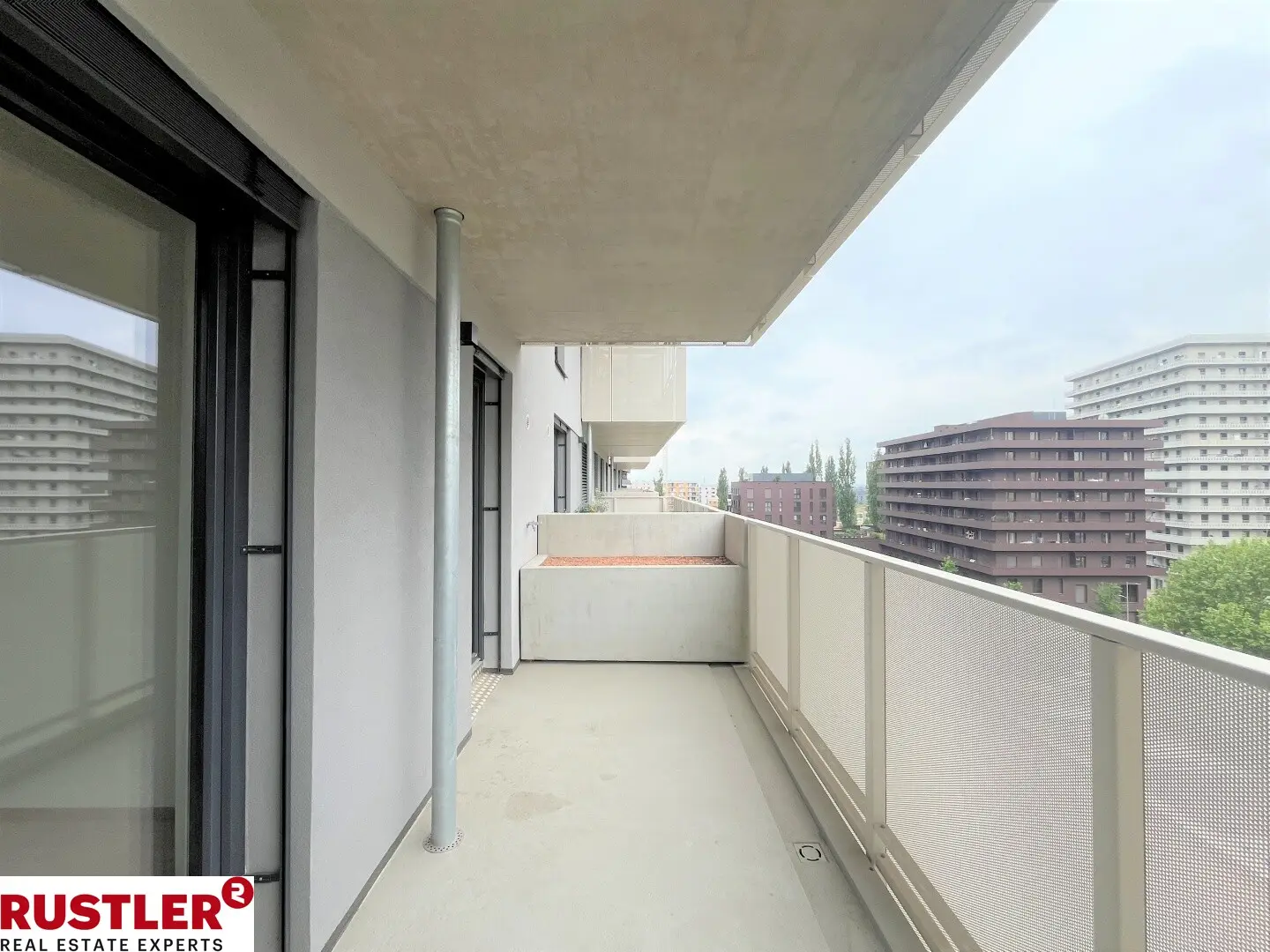Moderne Wohnung im Crown Towers mit großem Balkon und Abendsonne