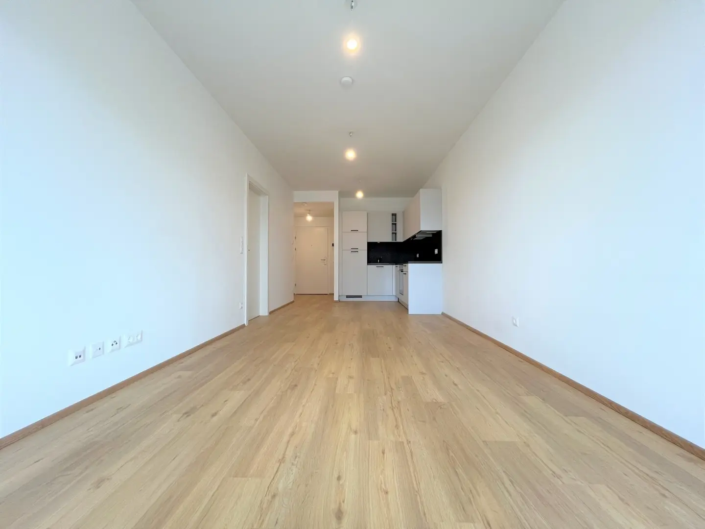 Moderne Wohnung im Crown Towers mit großem Balkon und Abendsonne