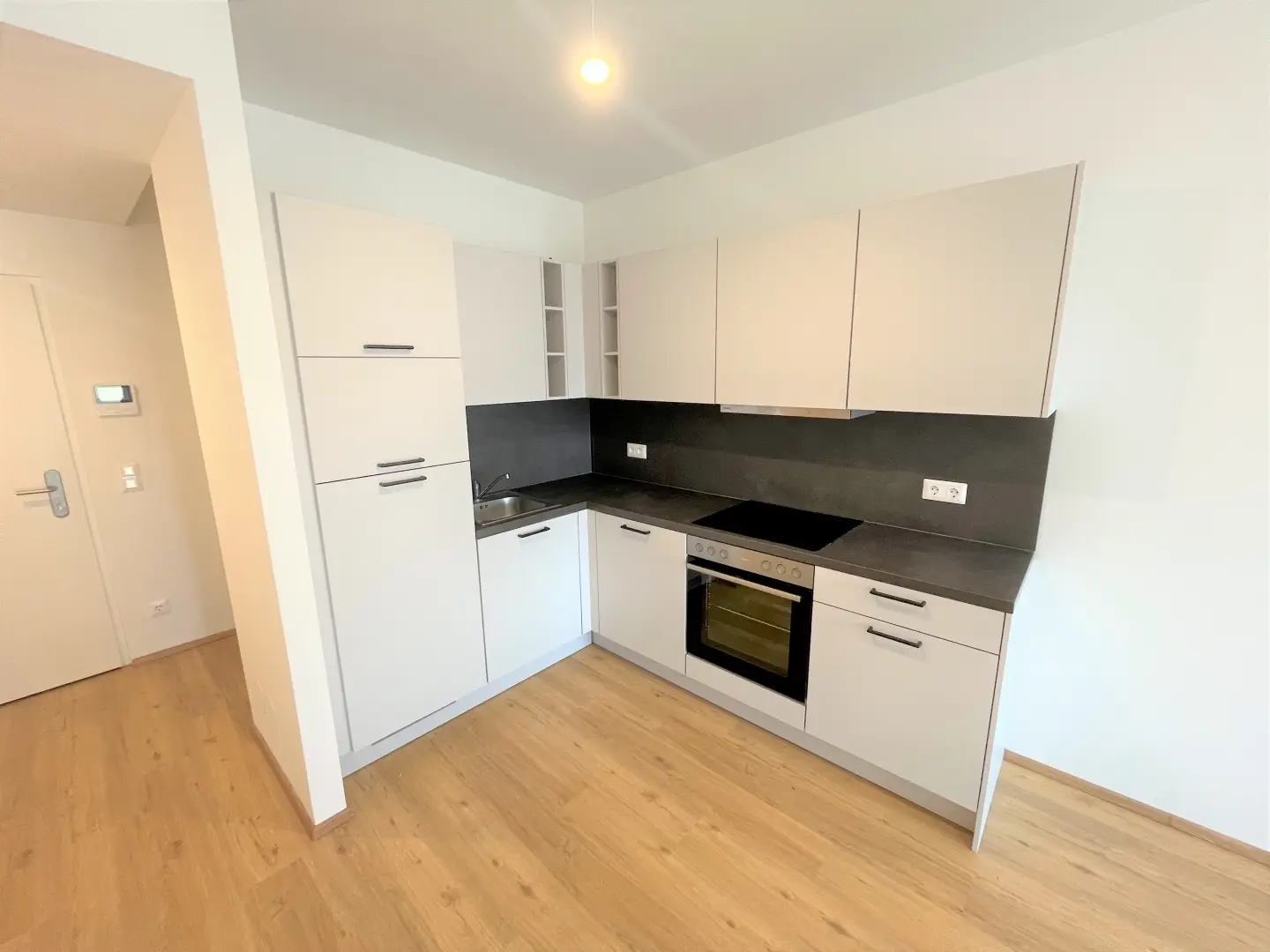 Moderne Wohnung im Crown Towers mit großem Balkon und Abendsonne