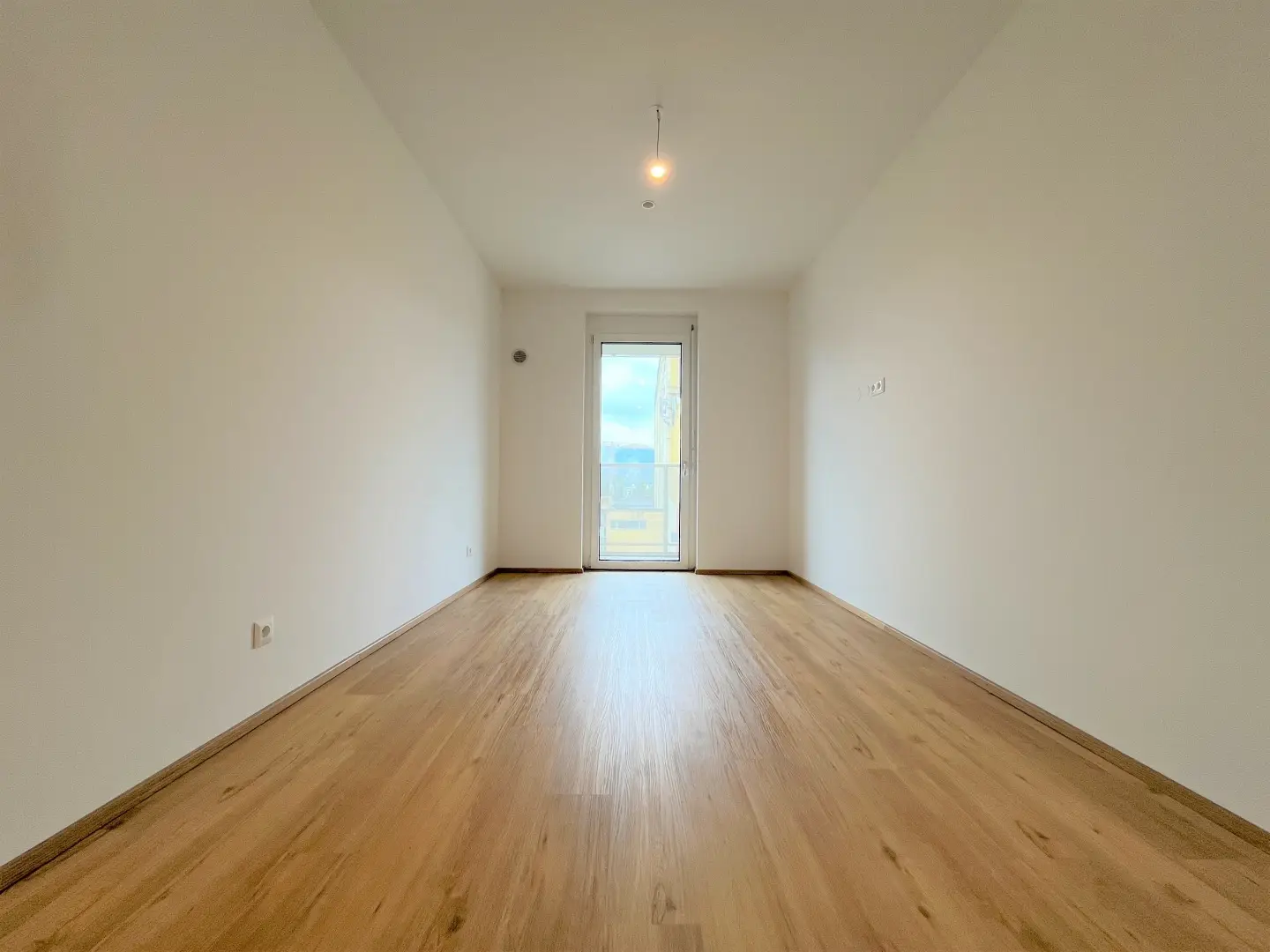 Moderne Wohnung im Crown Towers mit großem Balkon und Abendsonne