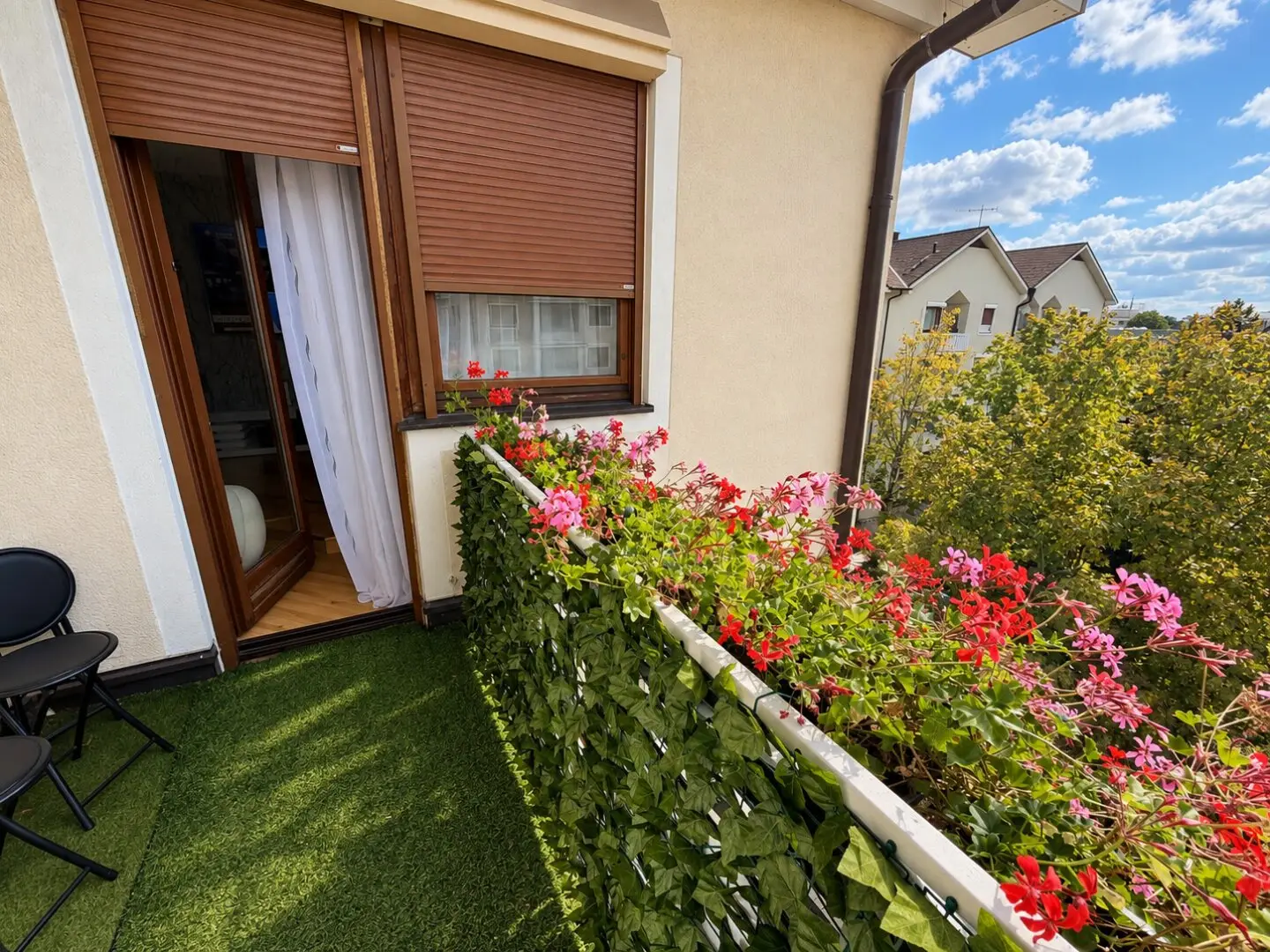 Modern renovated 4-room apartment with balcony overlooking greenery in Pottendorf