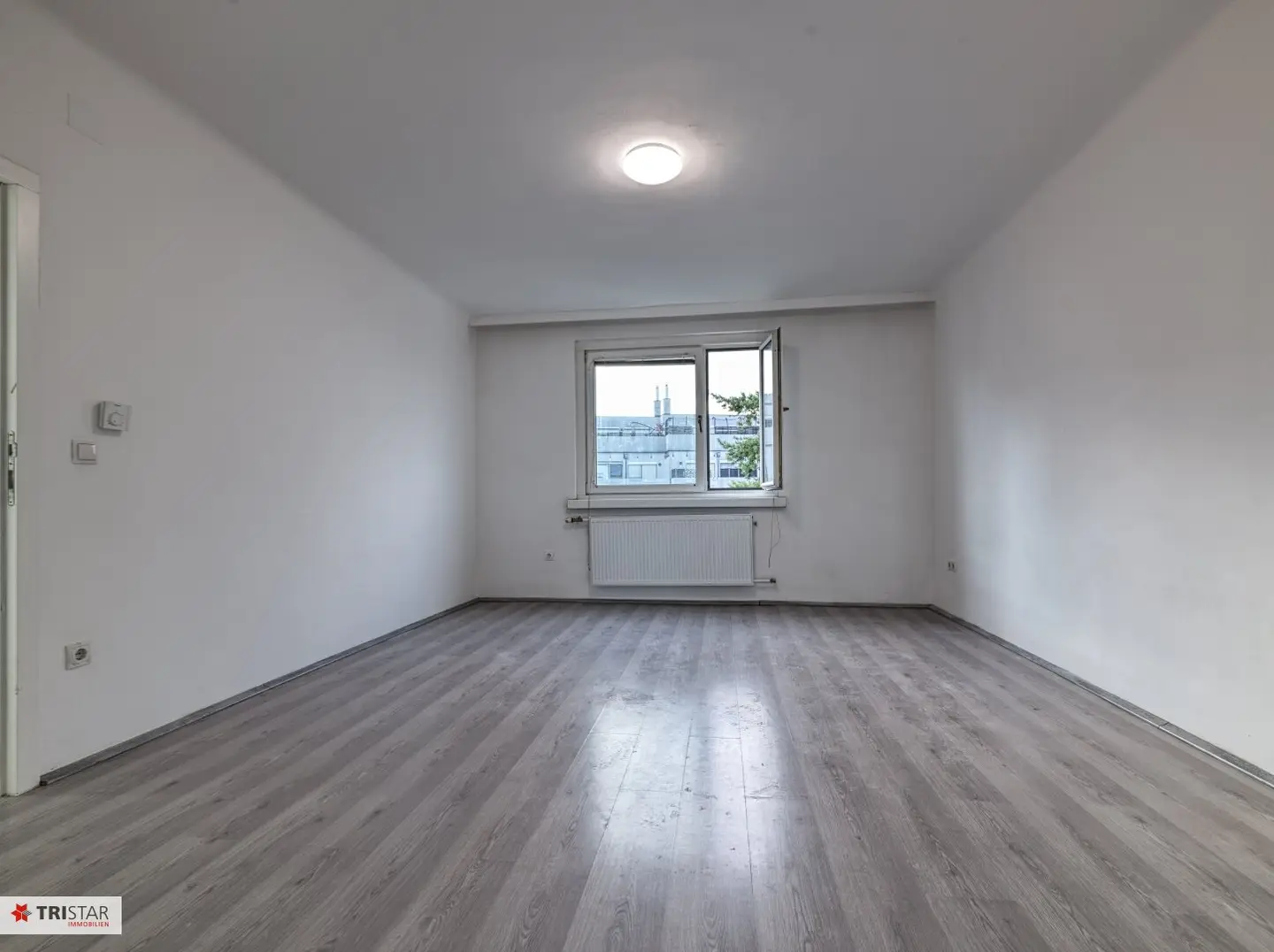 NEW! ++ Courtyard-facing 2-room apartment ++ Southeast balcony ++ 2nd elevator floor ++ Potential for customization ++ 1220 Vienna ++