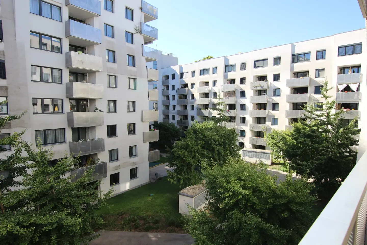 HOFRUHELAGE, U4-NÄHE &amp; AUGARTEN, TIEFGARAGE, EICHENPARKETT, LOGGIA !!