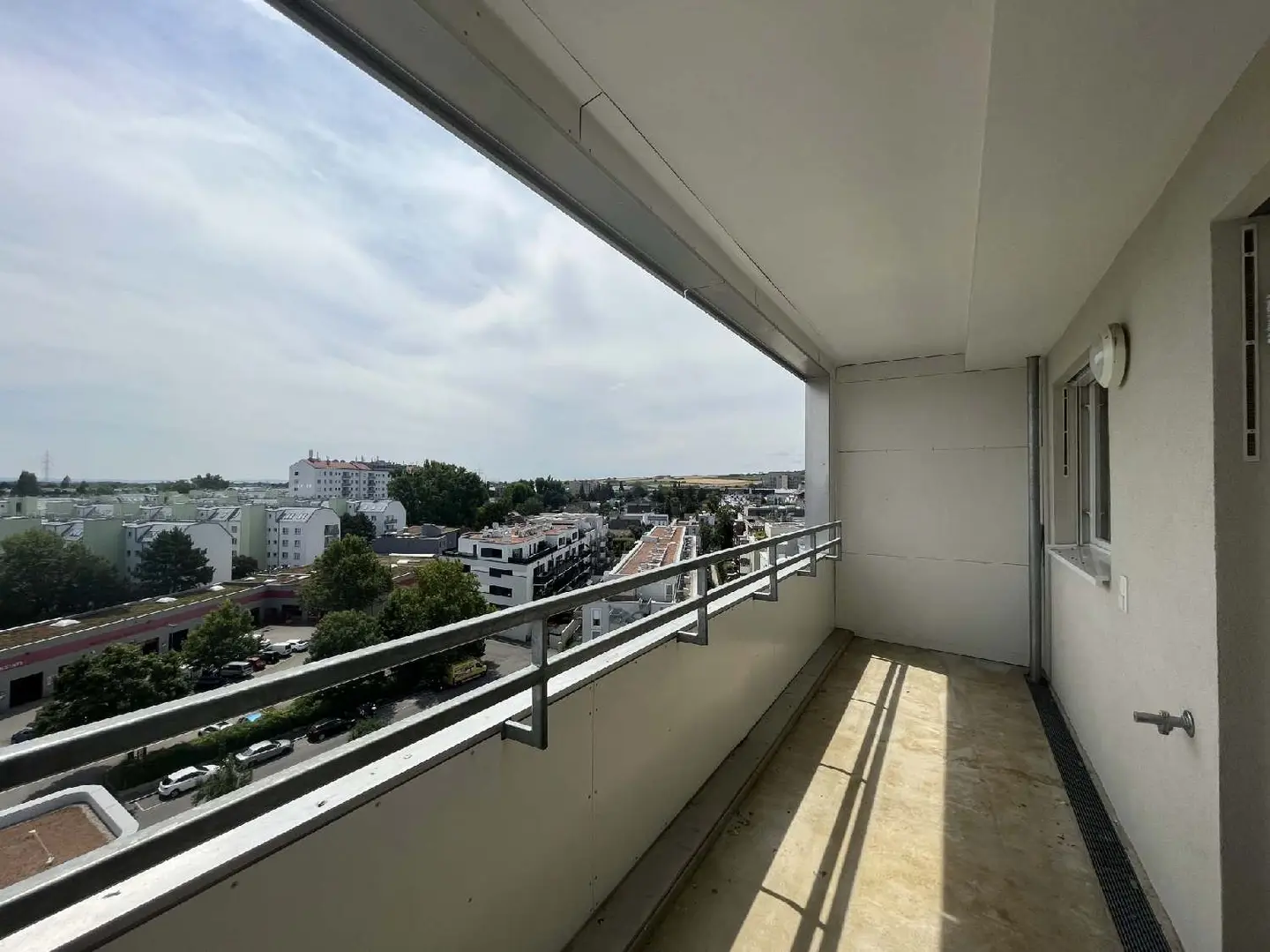 Wohnung mit Loggia und Deckenkühlung blick ins Grüne