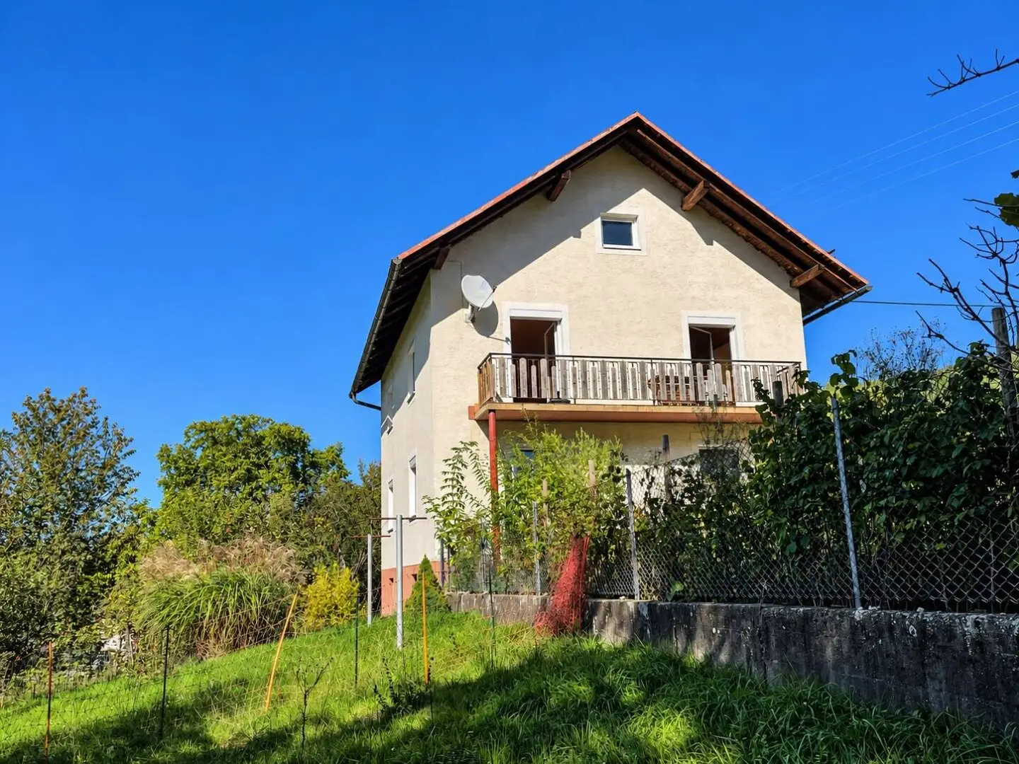 Großzügiges Anwesen auf 1.576 m² Grund – Wohnen mit Weitblick, Gartenidylle und besonderem Charakter