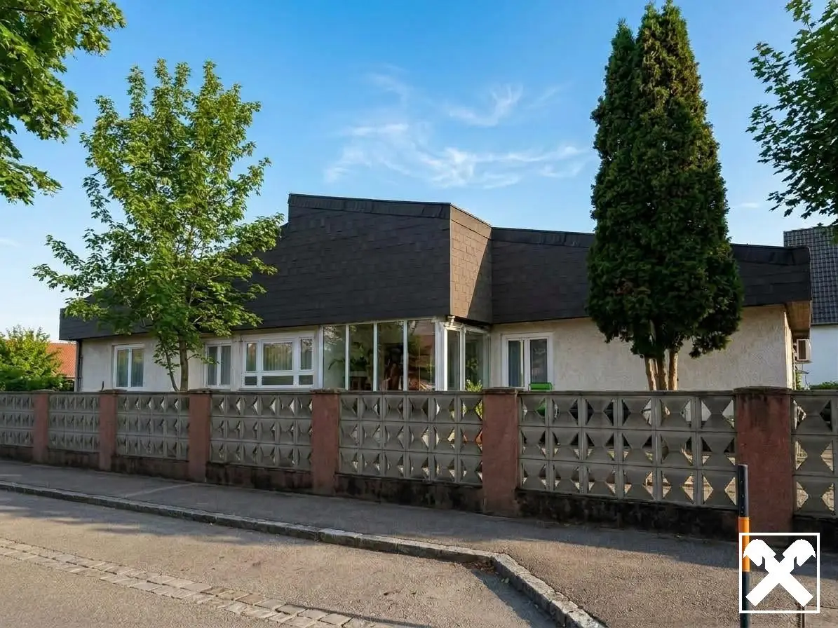 Bright family apartment with pool in a quiet location