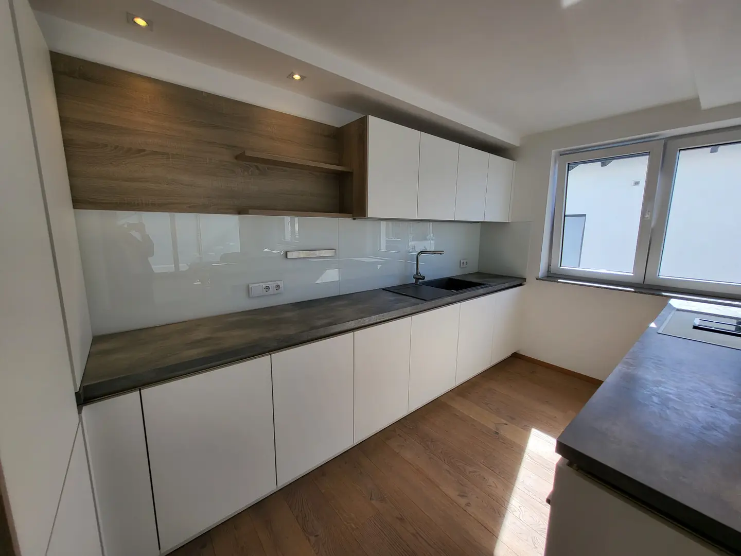 Lichtdurchflutete Wohnung mit großem Balkon und Parkplätzen