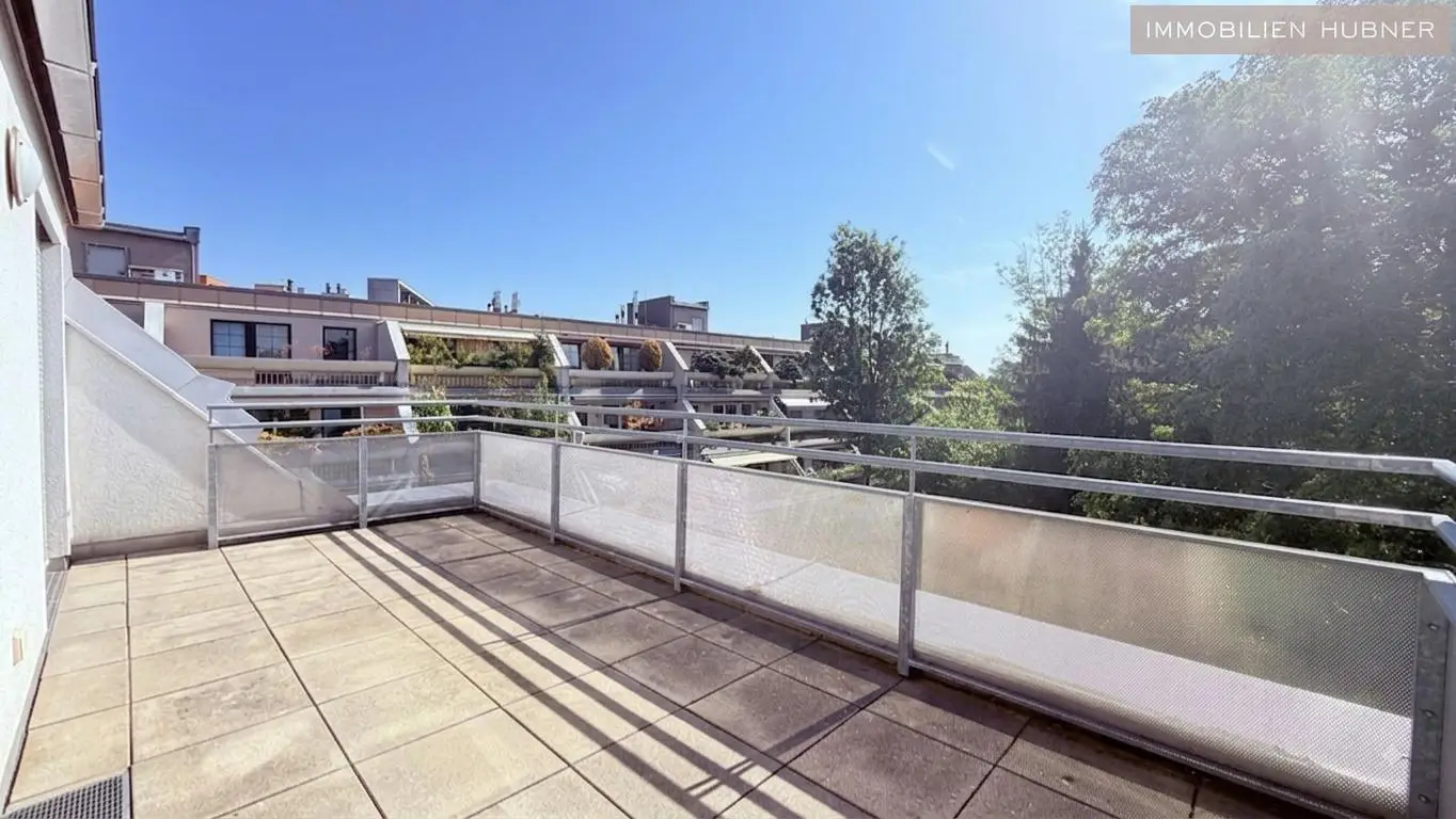 Air conditioned penthouse with large terrace and courtyard view