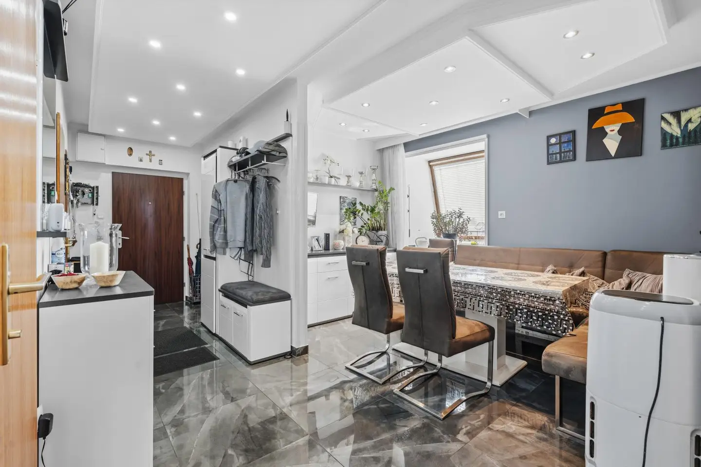 Spacious Dachgeschosswohnung with lift and generous living space