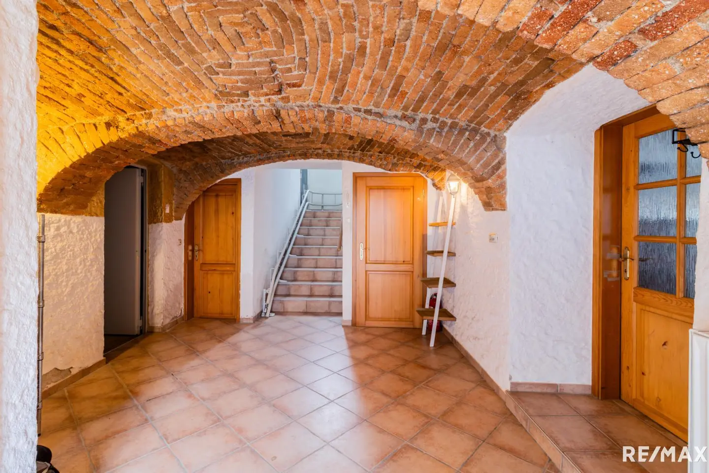 Spacious apartment with fireplace and two garages