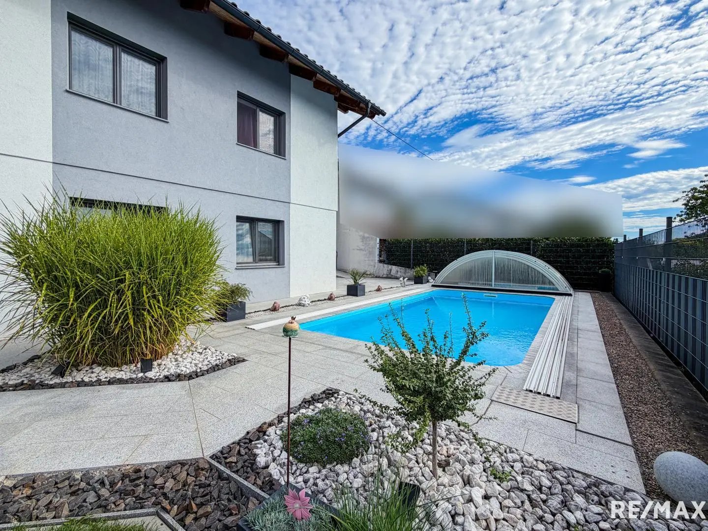 Family apartment with private pool and garden