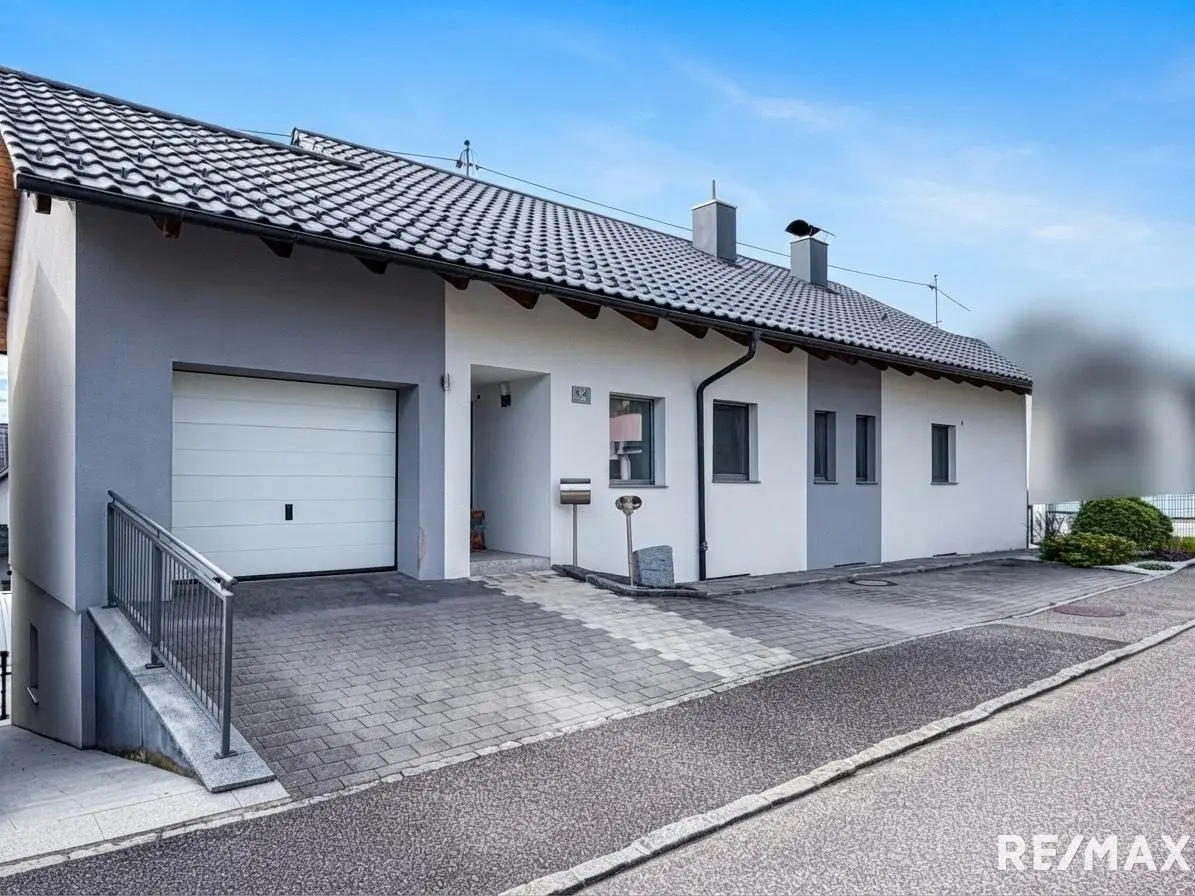 Family apartment with private pool and garden