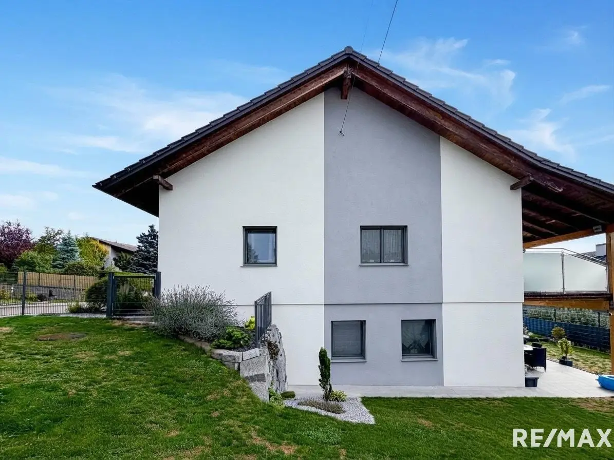 Family apartment with private pool and garden
