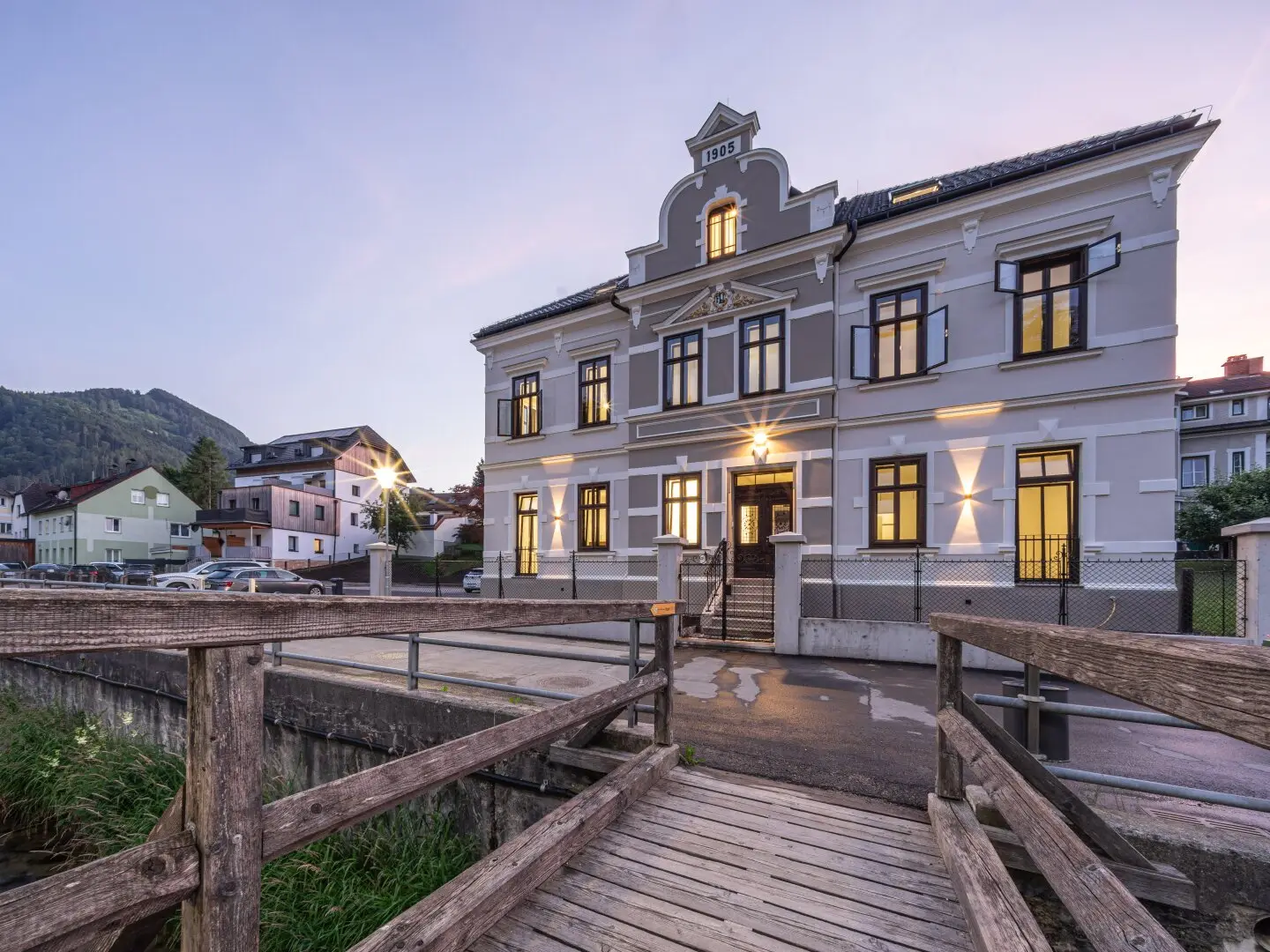 Historische Altbau-Wohnung mit sonnigem Balkon