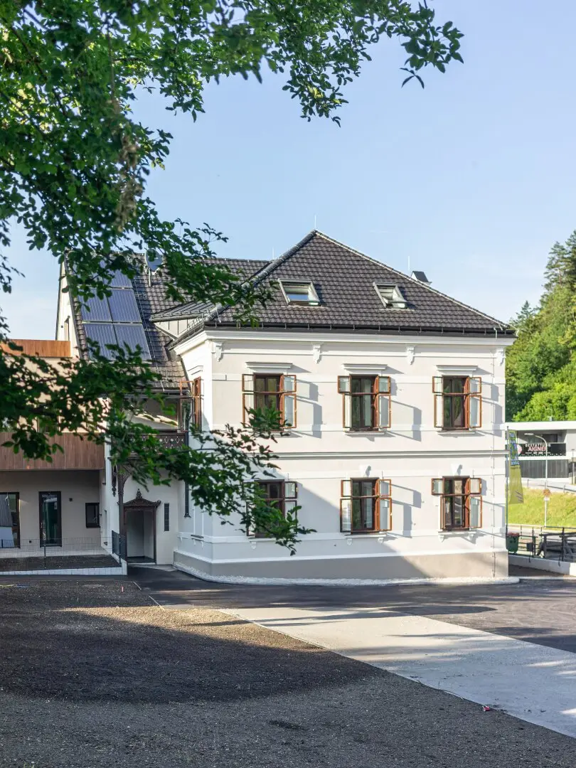 Historische Altbau-Wohnung mit sonnigem Balkon