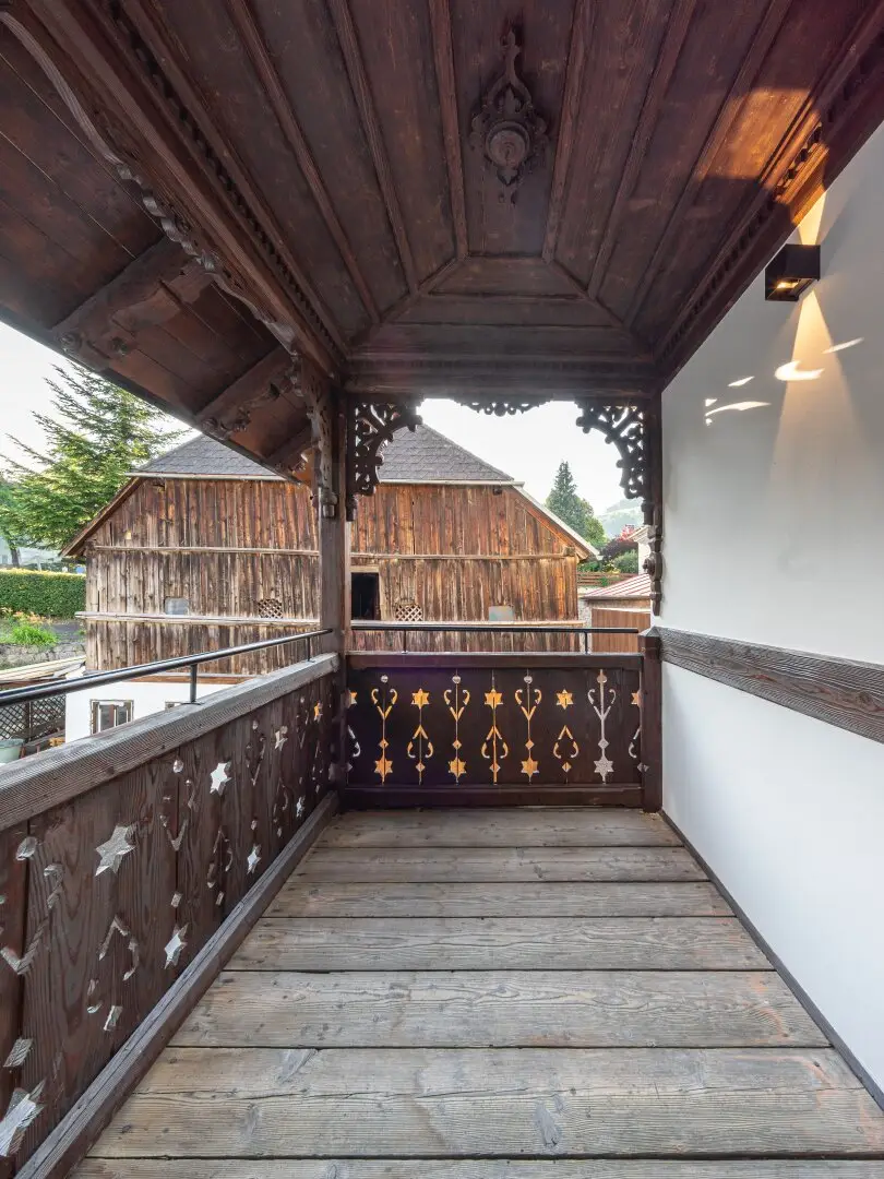 Historische Altbau-Wohnung mit sonnigem Balkon