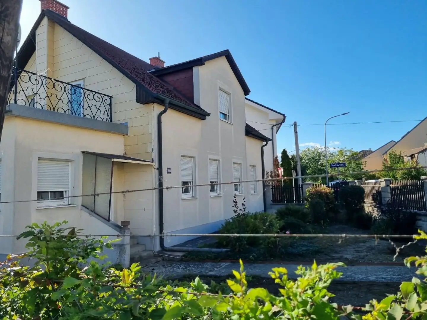 Mehrfamilienhaus mit Entwicklungspotenzial auf 815 m² (3 Garagen)
