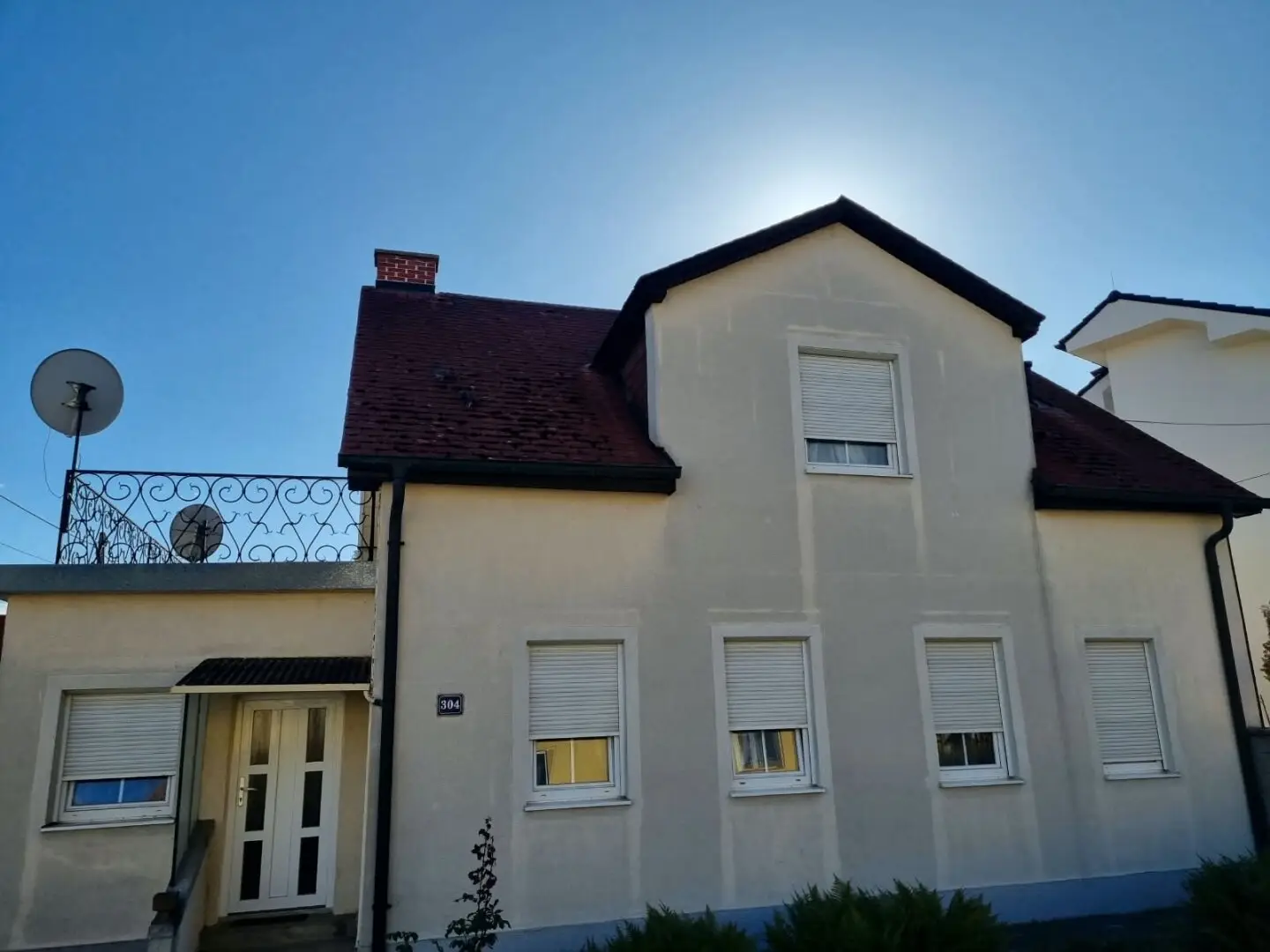 Mehrfamilienhaus mit Entwicklungspotenzial auf 815 m² (3 Garagen)