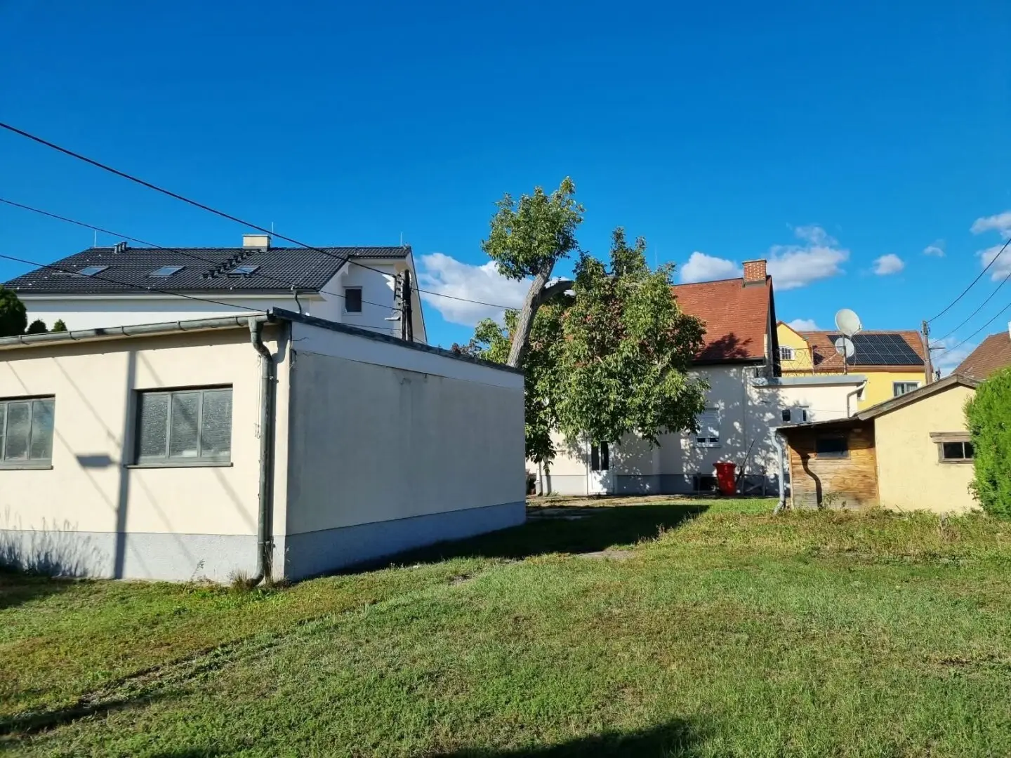 Mehrfamilienhaus mit Entwicklungspotenzial auf 815 m² (3 Garagen)