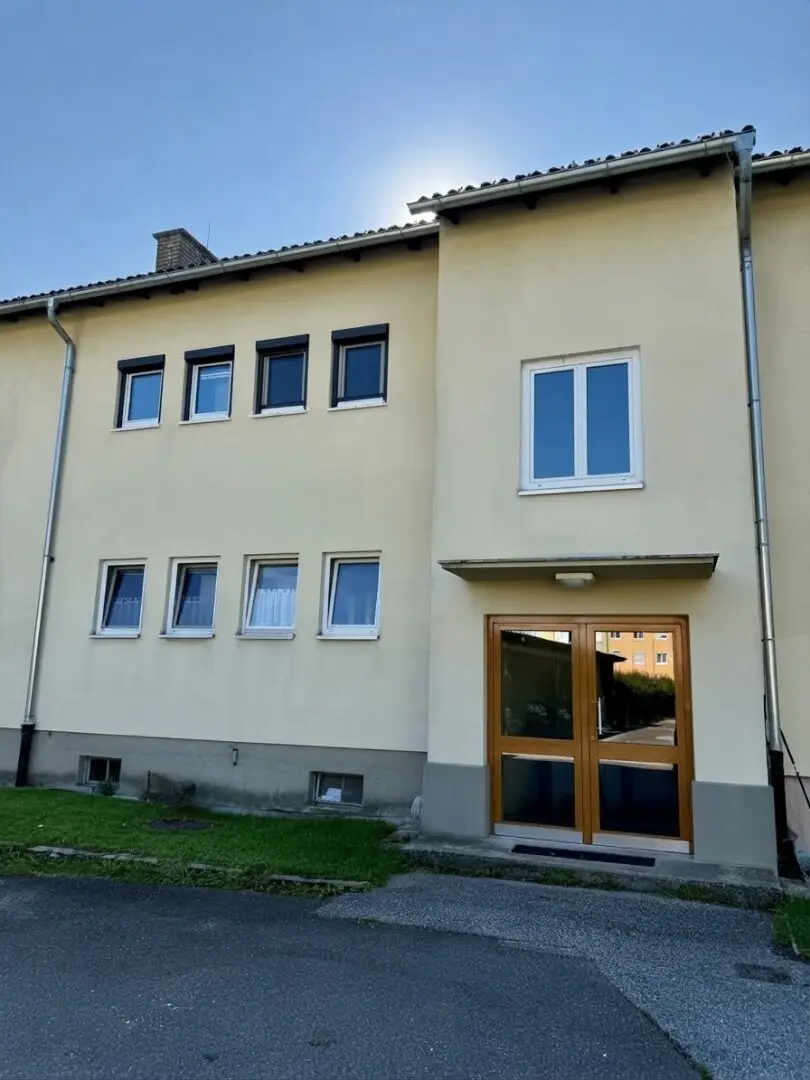 Move-in ready 3-room ground floor apartment with garden share, loggia and carport in Pernegg