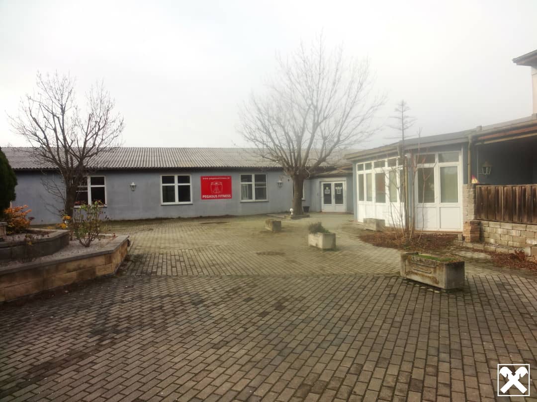 <p>Gewerbeobjekt für vielfältige Verwendungsmöglichkeiten in ruhiger Lage zu mieten!</p><p>Sie wollen sich selbständig machen und suchen ein passendes Objekt, dann sind Sie hier richtig.</p><p><br /></p><p>Die Immobilie wurde bisher als Fitnessstudio genützt und hat eine Nutzfläche von ca. 550m².</p><p><br /></p><p><br /></p><p>Raumaufteilung:</p><p><br /></p><p>Empfang, ein großer Raum, 2 weitere Räume, Dusche für Damen und Herren,</p><p>Sauna, Solarium, Umkleidekabinen, Heizraum, Lagerraum</p><p><br /></p><p>Haben wir Ihr Interesse geweckt?</p><p>Dann fordern Sie gleich das unverbindliche Expose mit der Adresse und Detailbeschreibung an.</p><br />