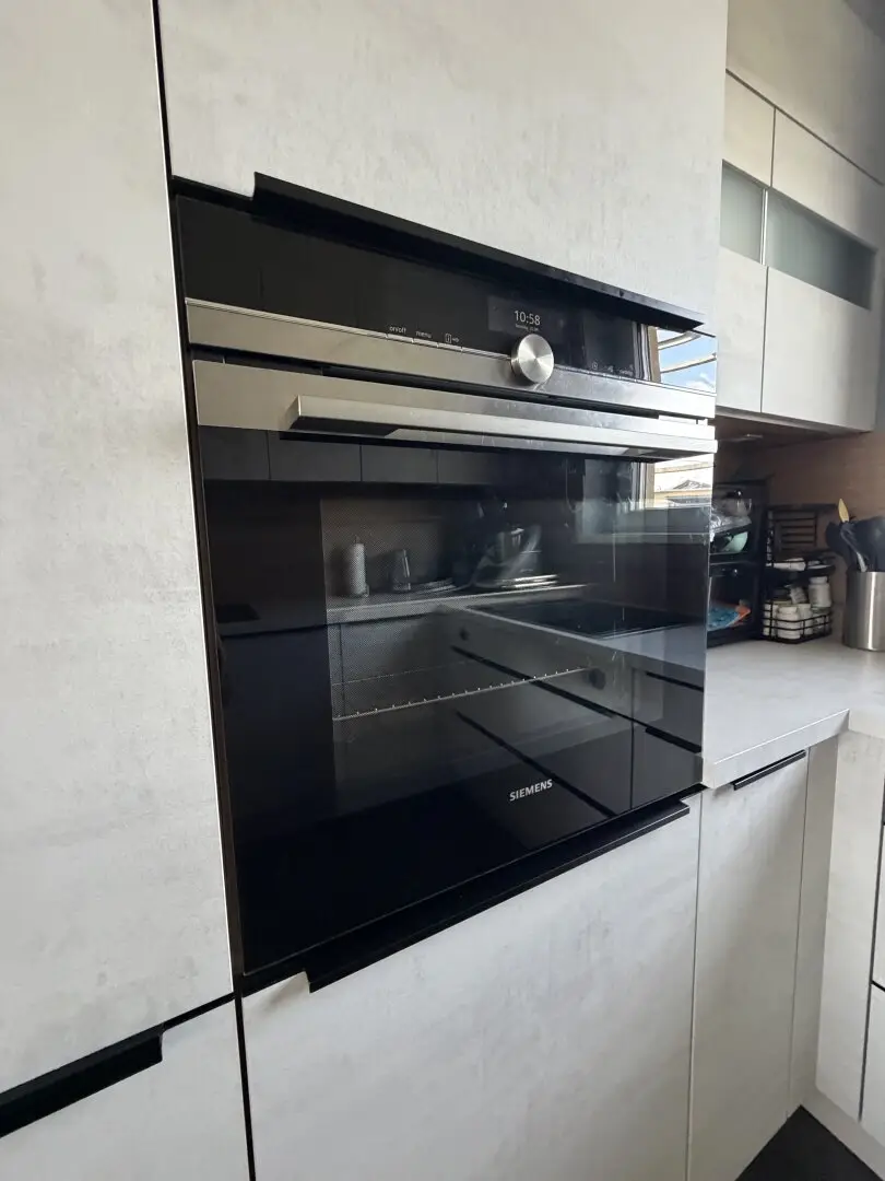 Modern living in the SolarCity – Bright 4-room apartment with spacious balcony, nearly new kitchen including Siemens appliances, new entrance hall made by a carpenter - optional 2x garage spaces possible - only 299,000€