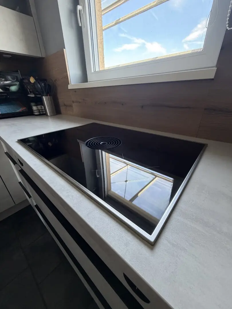 Modern living in the SolarCity – Bright 4-room apartment with spacious balcony, nearly new kitchen including Siemens appliances, new entrance hall made by a carpenter - optional 2x garage spaces possible - only 299,000€