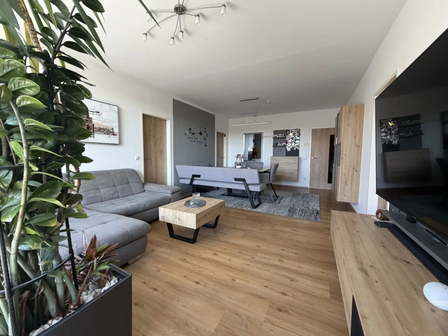 Modern living in the SolarCity – Bright 4-room apartment with spacious balcony, nearly new kitchen including Siemens appliances, new entrance hall made by a carpenter - optional 2x garage spaces possible - only 299,000€