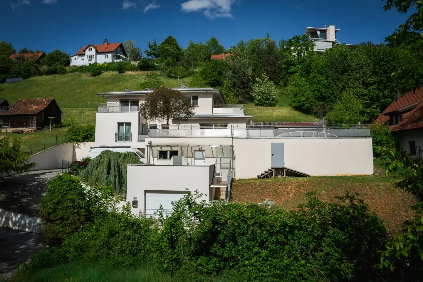 Sonnig und privat gelegene Wohnung mit beheiztem Pool