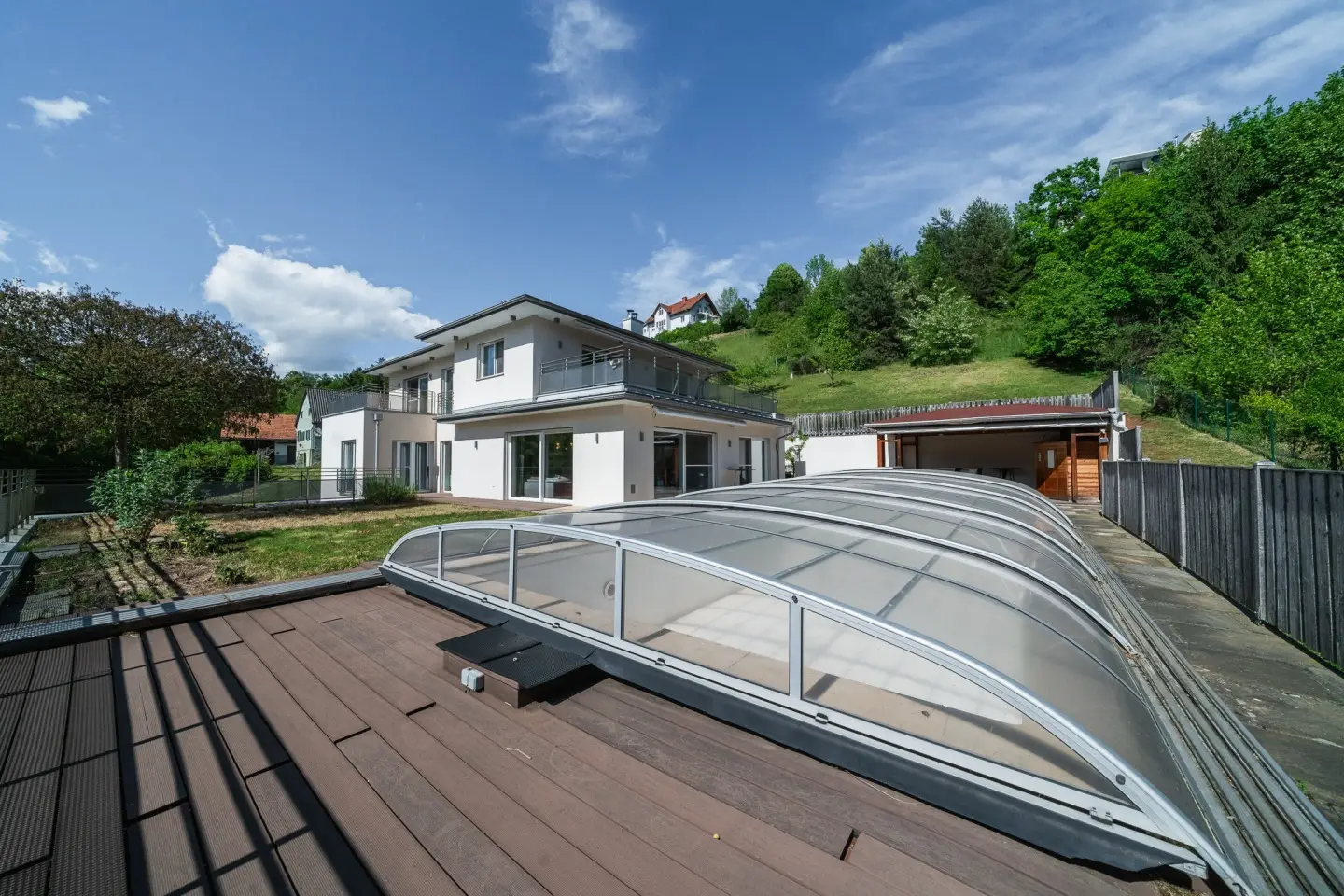 Sonnig und privat gelegene Wohnung mit beheiztem Pool