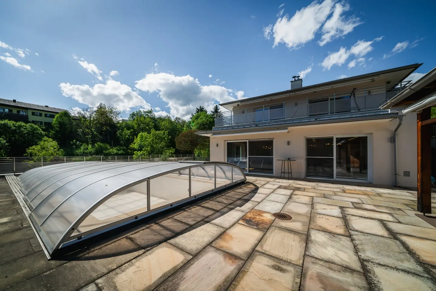 Sonnig und privat gelegene Wohnung mit beheiztem Pool
