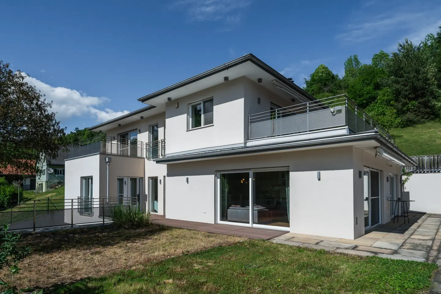 Sonnig und privat gelegene Wohnung mit beheiztem Pool