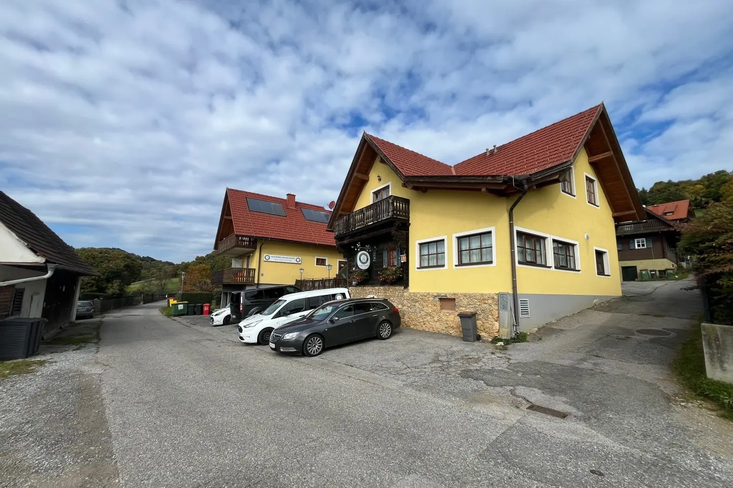 Flexible ensemble with parking and cellar Apartment