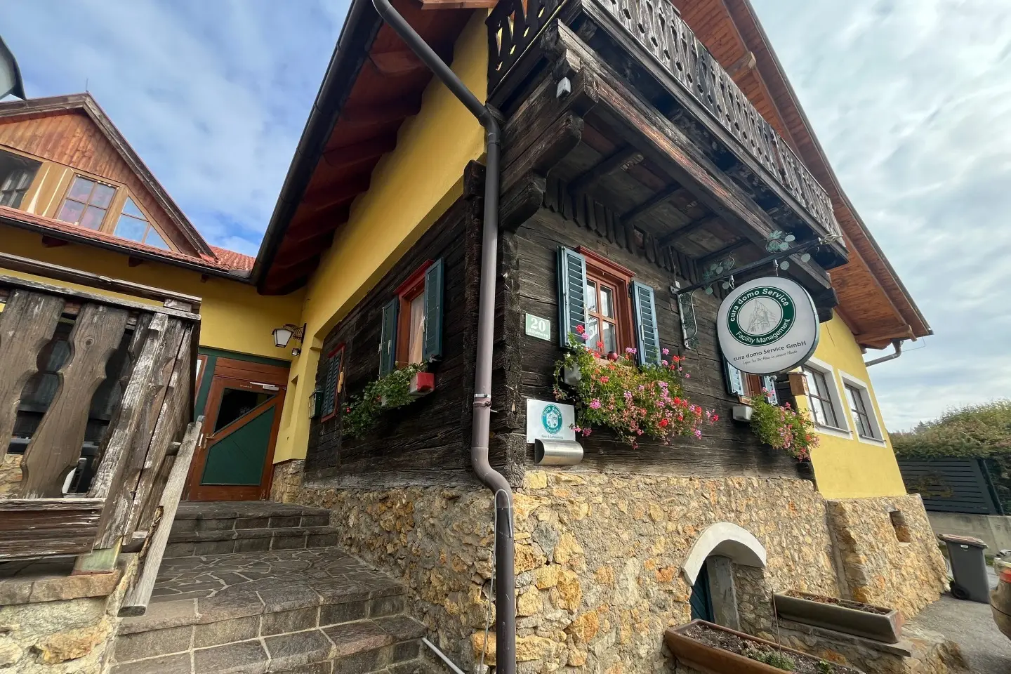 Flexible ensemble with parking and cellar Apartment