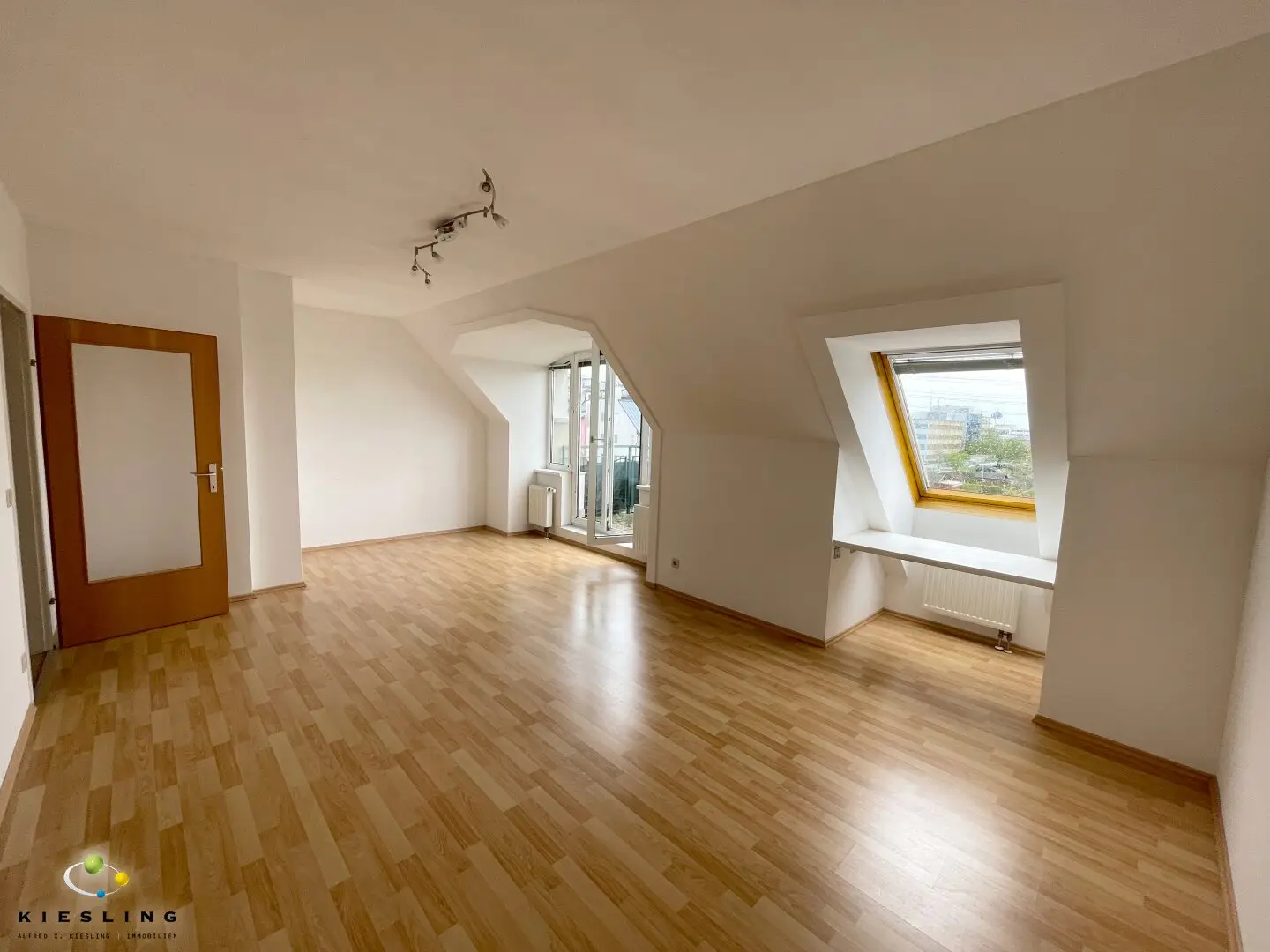 Wohnen in Grünruhelage mit Südbalkon und Tiefgaragenstellplatz: 2-Zimmer-Wohnung in Wr. Neudorf