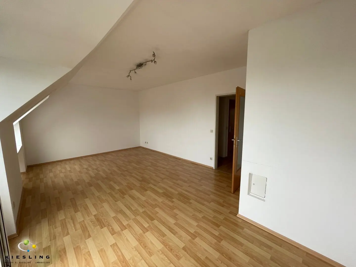 Wohnen in Grünruhelage mit Südbalkon und Tiefgaragenstellplatz: 2-Zimmer-Wohnung in Wr. Neudorf
