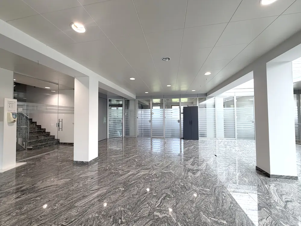Representative Wohnung centrally located with e charging stations