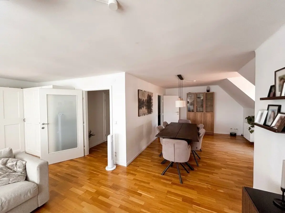 Wohntraum im Dachgeschoß - 4-Zimmer Wohnung mit Küche und Balkon!