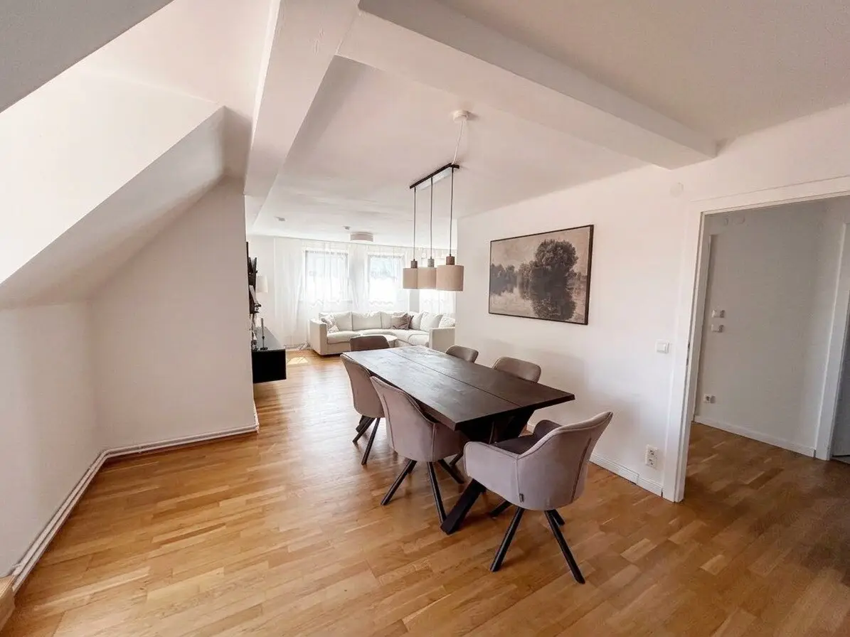 Wohntraum im Dachgeschoß - 4-Zimmer Wohnung mit Küche und Balkon!